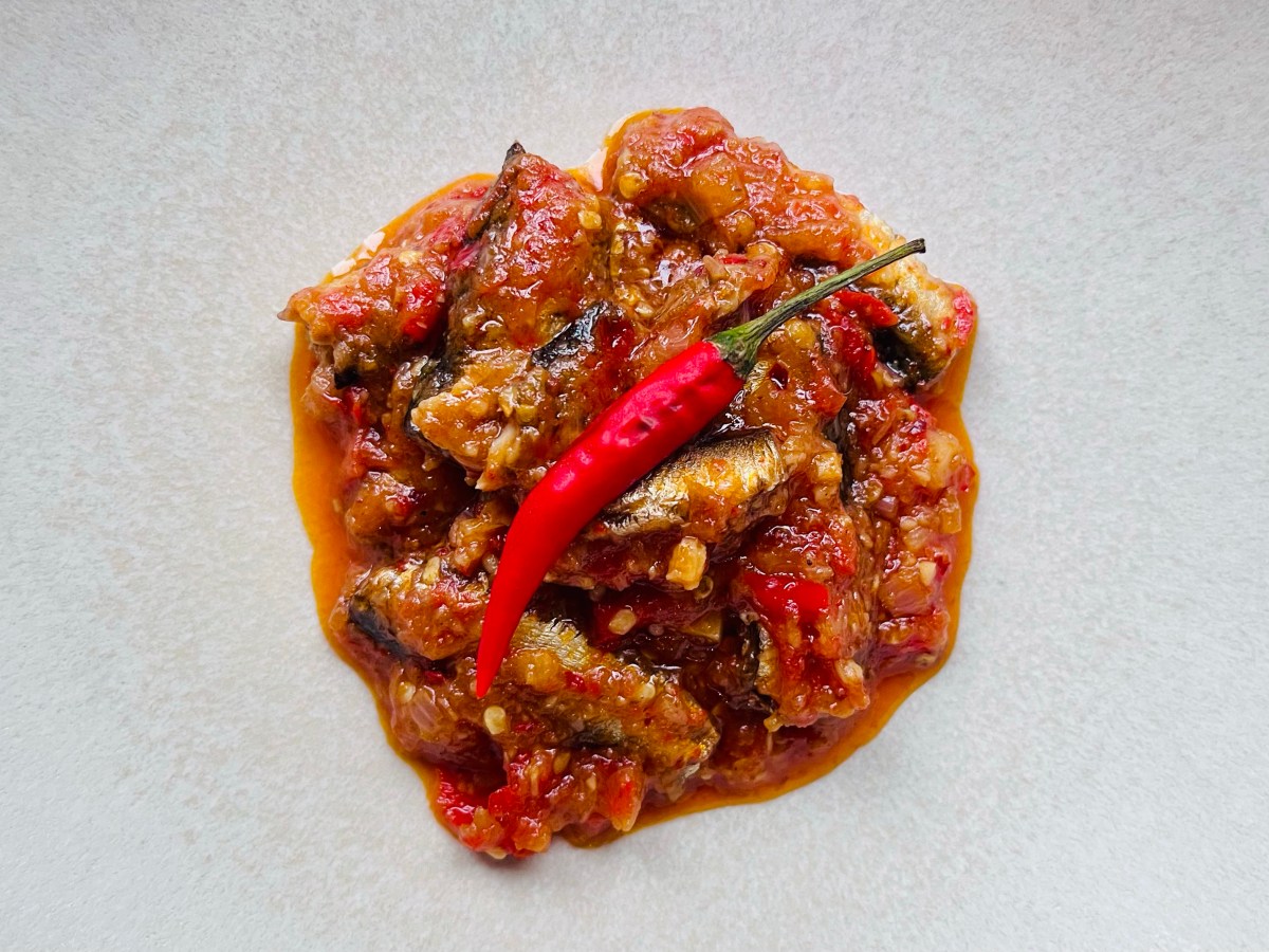 Sambal ikan asap eli indonesialainen savukala-chilidippi