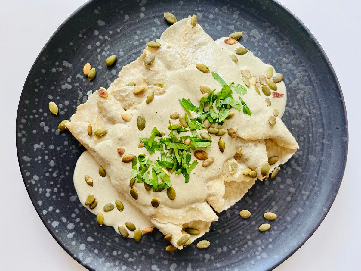 Papadzules eli täytetyt tortillat kurpitsansiemenkastikkeessa